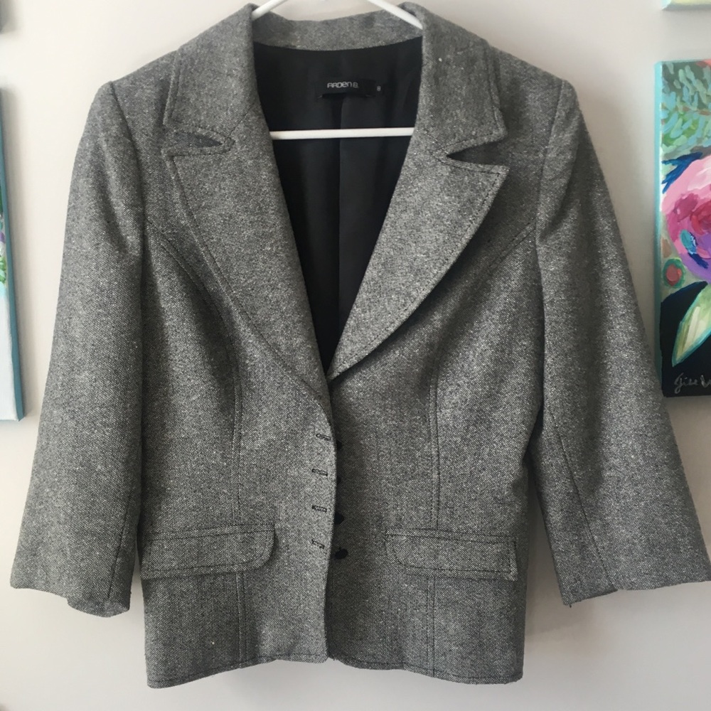Grey tweed 3/4 sleeve blazer.